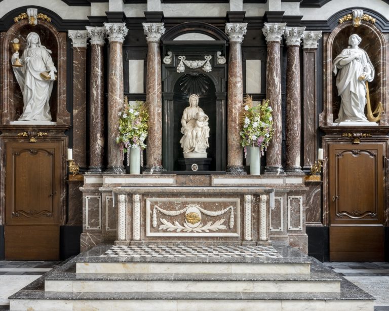 Musée de l’Église Notre-Dame. Michel-Ange, Vierge à l’Enfant, 1503