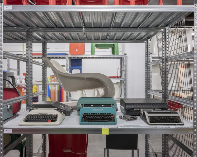 Design Museum Brussels. Olivetti, ITA. De gauche à droite / Van links naar rechts : Lettera 12, Mario Bellini 1979 ; Studio 45, Mario Bellini, 1973 ; Lettera De Luxe, Ettore Sottsass, 1971.